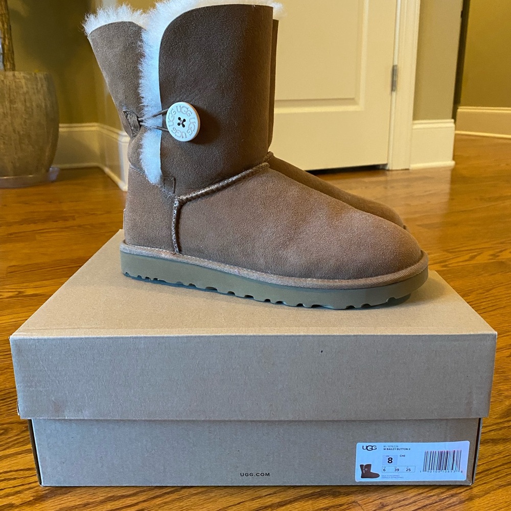 NIB UGG Bailey Button boots
